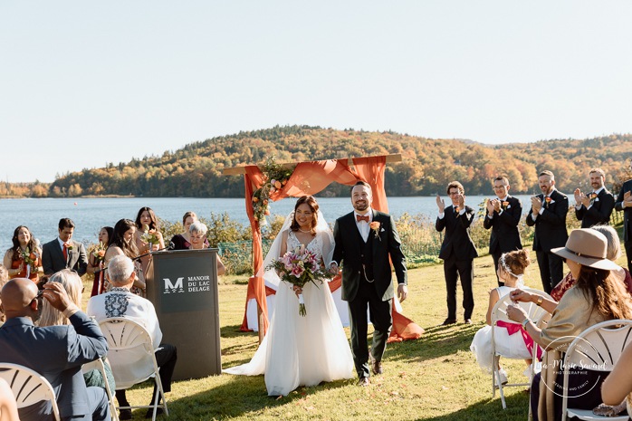 Lakefront wedding ceremony. Waterfront wedding photos. Mariage au Manoir du lac Delage. Photographe de mariage Ville de Québec. Quebec City wedding photographer. Manoir du lac Delage wedding.