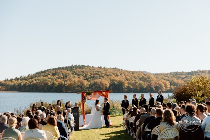 Lakefront wedding ceremony. Waterfront wedding photos. Mariage au Manoir du lac Delage. Photographe de mariage Ville de Québec. Quebec City wedding photographer. Manoir du lac Delage wedding.