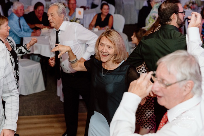 Wedding dancefloor photos. Fun wedding party photos. Multicultural wedding reception. Mixed wedding reception. Mariage au Manoir du lac Delage. Photographe de mariage Ville de Québec. Quebec City wedding photographer. Manoir du lac Delage wedding.