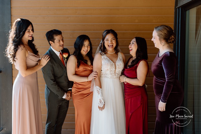 Bride getting ready with bridesmaids. Mariage au Manoir du lac Delage. Photographe de mariage Ville de Québec. Quebec City wedding photographer. Manoir du lac Delage wedding.