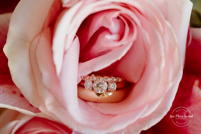 Wedding rings inside rose. Mariage au Manoir du lac Delage. Photographe de mariage Ville de Québec. Quebec City wedding photographer. Manoir du lac Delage wedding.