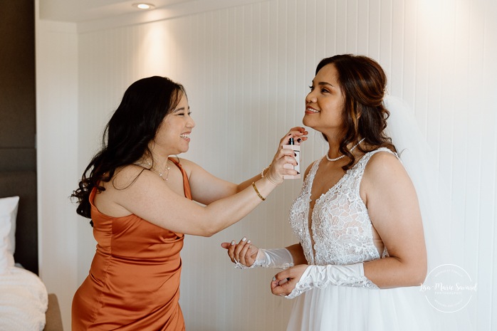 Bride getting ready with bridesmaids. Mariage au Manoir du lac Delage. Photographe de mariage Ville de Québec. Quebec City wedding photographer. Manoir du lac Delage wedding.