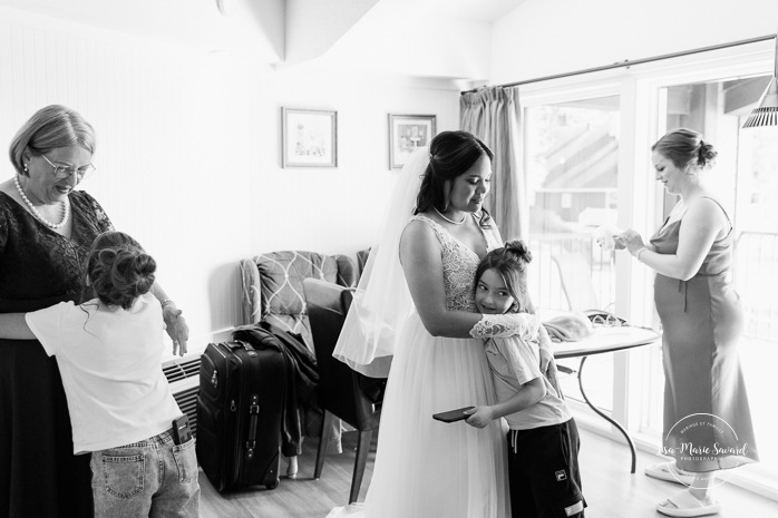 Bride getting ready with bridesmaids. Mariage au Manoir du lac Delage. Photographe de mariage Ville de Québec. Quebec City wedding photographer. Manoir du lac Delage wedding.