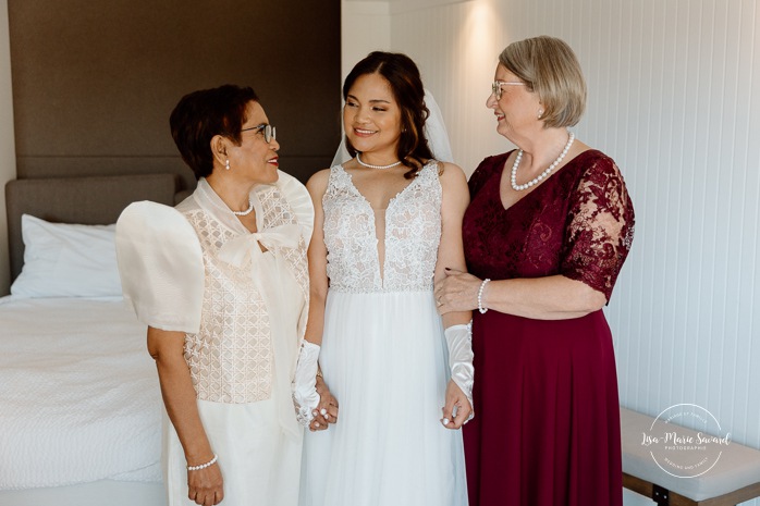 Bride getting ready with bridesmaids. Mariage au Manoir du lac Delage. Photographe de mariage Ville de Québec. Quebec City wedding photographer. Manoir du lac Delage wedding.