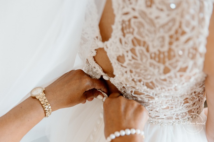 Bride getting ready with bridesmaids. Mariage au Manoir du lac Delage. Photographe de mariage Ville de Québec. Quebec City wedding photographer. Manoir du lac Delage wedding.