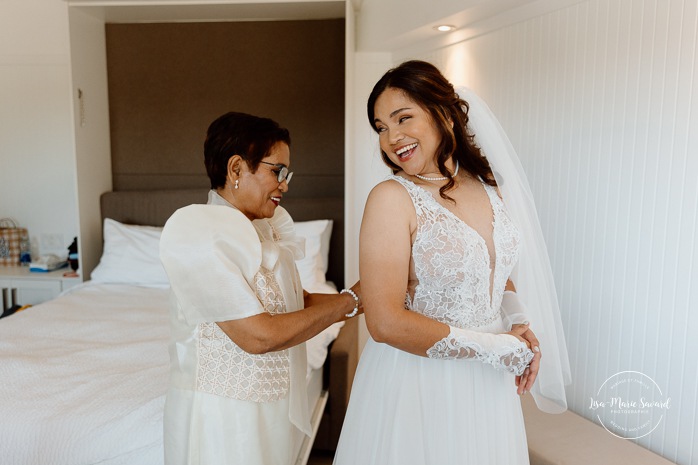 Bride getting ready with bridesmaids. Mariage au Manoir du lac Delage. Photographe de mariage Ville de Québec. Quebec City wedding photographer. Manoir du lac Delage wedding.
