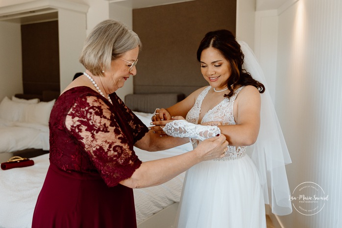 Bride getting ready with bridesmaids. Mariage au Manoir du lac Delage. Photographe de mariage Ville de Québec. Quebec City wedding photographer. Manoir du lac Delage wedding.