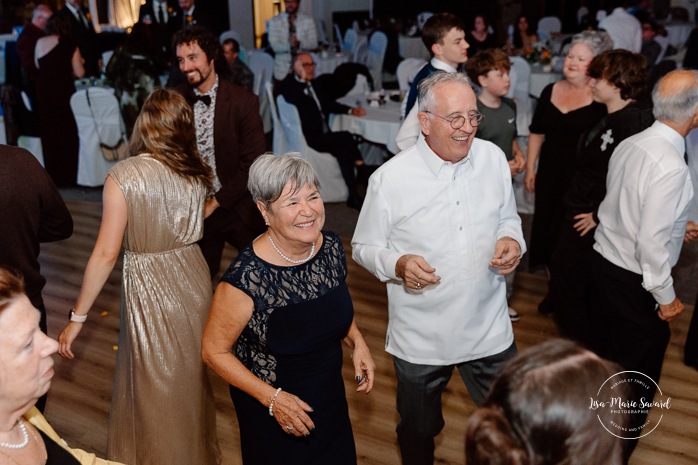 Wedding dancefloor photos. Fun wedding party photos. Multicultural wedding reception. Mixed wedding reception. Mariage au Manoir du lac Delage. Photographe de mariage Ville de Québec. Quebec City wedding photographer. Manoir du lac Delage wedding.