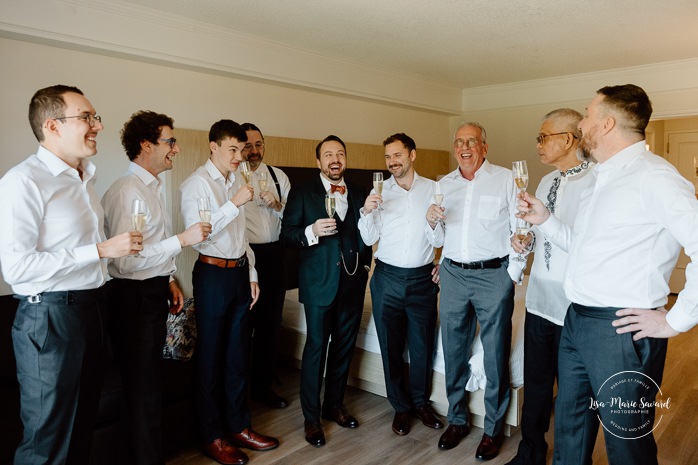 Groom getting ready with groomsmen. Mariage au Manoir du lac Delage. Photographe de mariage Ville de Québec. Quebec City wedding photographer. Manoir du lac Delage wedding.