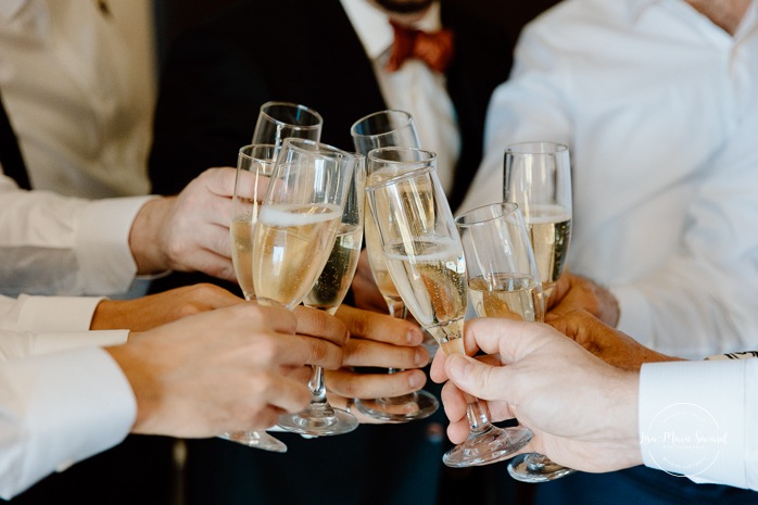 Groom getting ready with groomsmen. Mariage au Manoir du lac Delage. Photographe de mariage Ville de Québec. Quebec City wedding photographer. Manoir du lac Delage wedding.