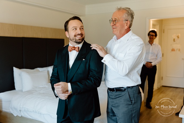 Groom getting ready with groomsmen. Mariage au Manoir du lac Delage. Photographe de mariage Ville de Québec. Quebec City wedding photographer. Manoir du lac Delage wedding.