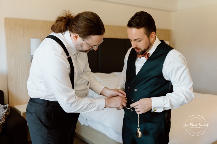 Groom getting ready with groomsmen. Mariage au Manoir du lac Delage. Photographe de mariage Ville de Québec. Quebec City wedding photographer. Manoir du lac Delage wedding.