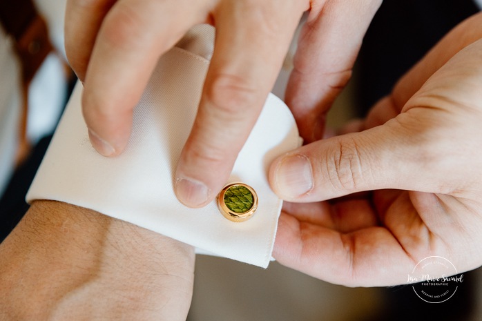 Groom getting ready with groomsmen. Mariage au Manoir du lac Delage. Photographe de mariage Ville de Québec. Quebec City wedding photographer. Manoir du lac Delage wedding.