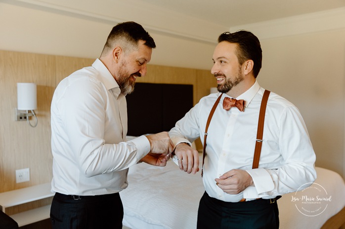 Groom getting ready with groomsmen. Mariage au Manoir du lac Delage. Photographe de mariage Ville de Québec. Quebec City wedding photographer. Manoir du lac Delage wedding.