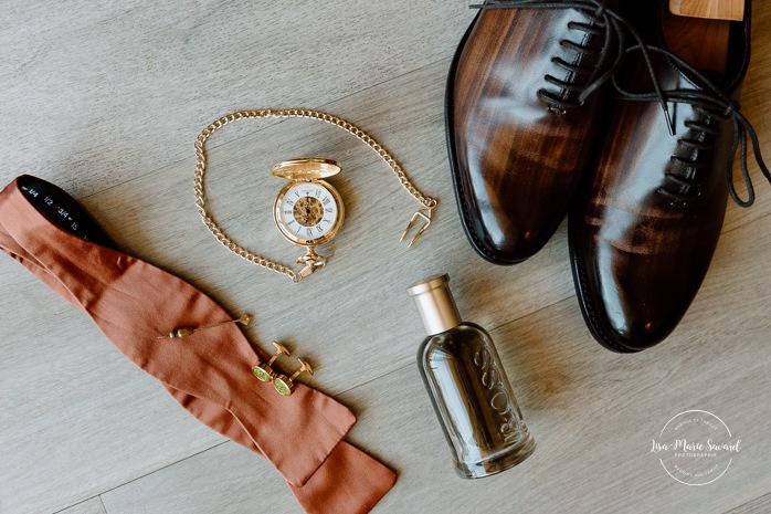 Groom flat lay. Mariage au Manoir du lac Delage. Photographe de mariage Ville de Québec. Quebec City wedding photographer. Manoir du lac Delage wedding.