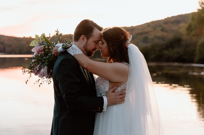 Dusk wedding photos. Lakefront wedding photos. Multicultural wedding photos. Mixed couple photos. Mariage au Manoir du lac Delage. Photographe de mariage Ville de Québec. Quebec City wedding photographer. Manoir du lac Delage wedding.