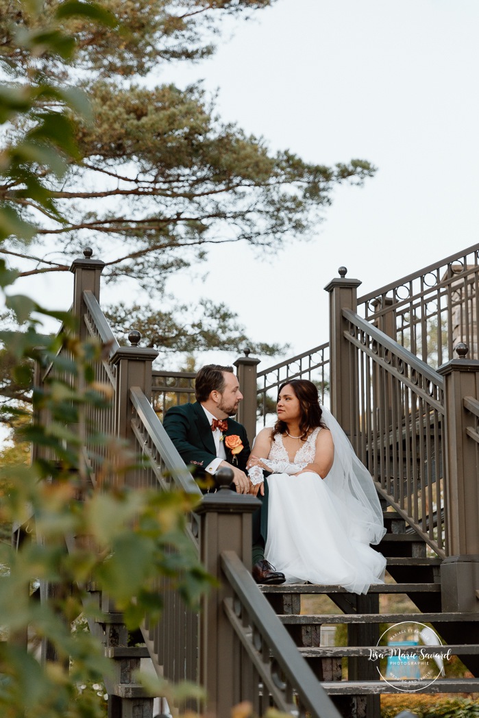 Fall wedding photos. Romantic wedding photos. Multicultural wedding photos. Mixed couple photos. Mariage au Manoir du lac Delage. Photographe de mariage Ville de Québec. Quebec City wedding photographer. Manoir du lac Delage wedding.