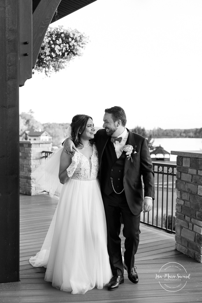 Fall wedding photos. Romantic wedding photos. Multicultural wedding photos. Mixed couple photos. Mariage au Manoir du lac Delage. Photographe de mariage Ville de Québec. Quebec City wedding photographer. Manoir du lac Delage wedding.