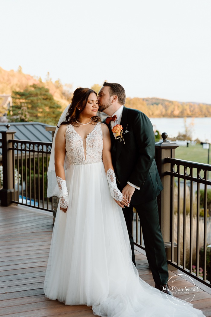 Fall wedding photos. Romantic wedding photos. Multicultural wedding photos. Mixed couple photos. Mariage au Manoir du lac Delage. Photographe de mariage Ville de Québec. Quebec City wedding photographer. Manoir du lac Delage wedding.