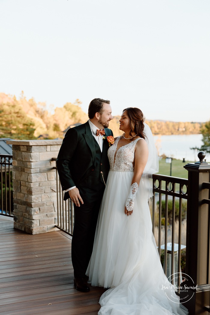 Fall wedding photos. Romantic wedding photos. Multicultural wedding photos. Mixed couple photos. Mariage au Manoir du lac Delage. Photographe de mariage Ville de Québec. Quebec City wedding photographer. Manoir du lac Delage wedding.