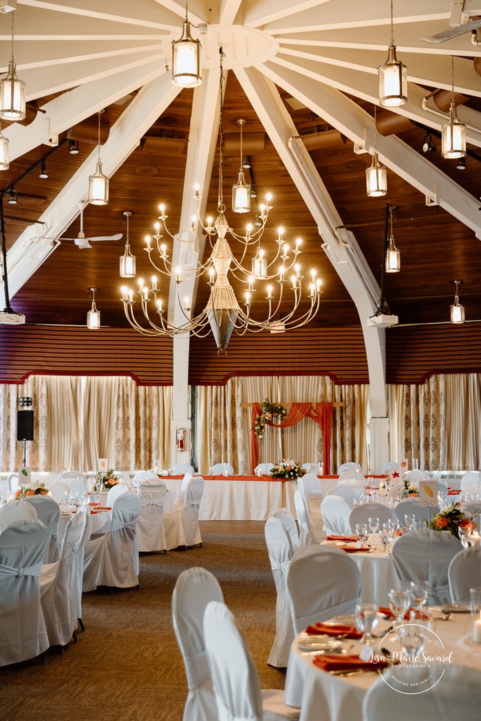 Multicultural wedding reception. Mixed wedding reception. Mariage au Manoir du lac Delage. Photographe de mariage Ville de Québec. Quebec City wedding photographer. Manoir du lac Delage wedding.