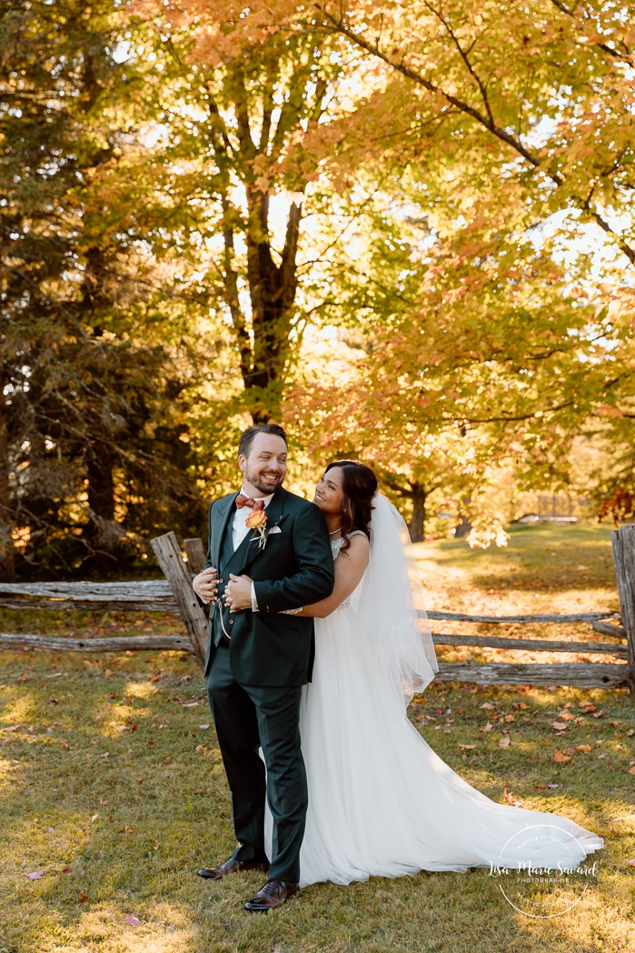 Fall wedding photos. Romantic wedding photos. Multicultural wedding photos. Mixed couple photos. Mariage au Manoir du lac Delage. Photographe de mariage Ville de Québec. Quebec City wedding photographer. Manoir du lac Delage wedding.