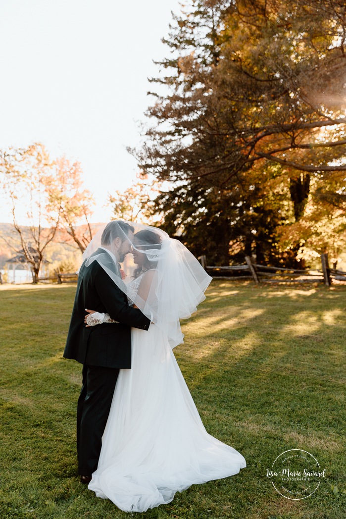 Fall wedding photos. Romantic wedding photos. Multicultural wedding photos. Mixed couple photos. Mariage au Manoir du lac Delage. Photographe de mariage Ville de Québec. Quebec City wedding photographer. Manoir du lac Delage wedding.