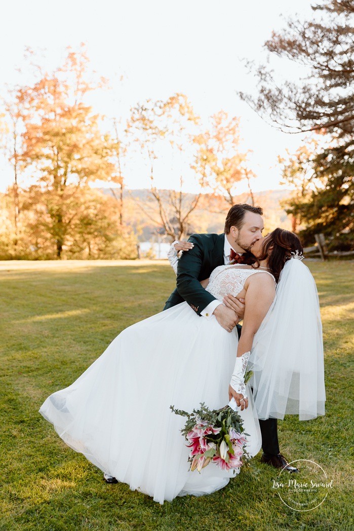 Fall wedding photos. Romantic wedding photos. Multicultural wedding photos. Mixed couple photos. Mariage au Manoir du lac Delage. Photographe de mariage Ville de Québec. Quebec City wedding photographer. Manoir du lac Delage wedding.
