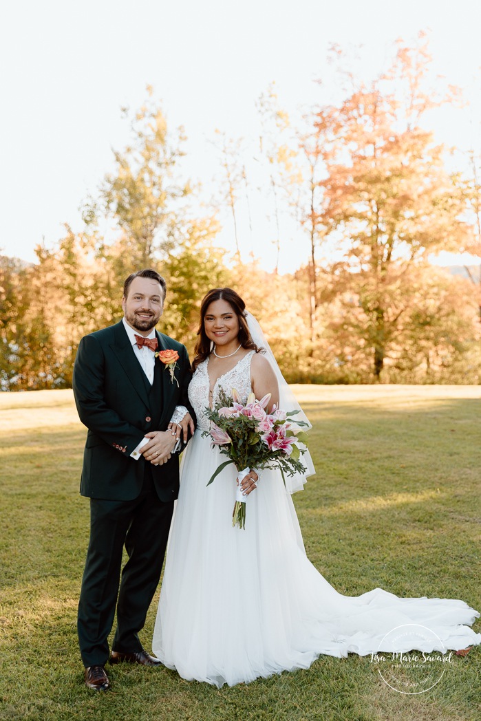 Fall wedding photos. Romantic wedding photos. Multicultural wedding photos. Mixed couple photos. Mariage au Manoir du lac Delage. Photographe de mariage Ville de Québec. Quebec City wedding photographer. Manoir du lac Delage wedding.