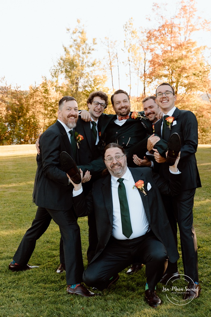 Fall wedding photos. Fall wedding party photos. Multicultural wedding photos. Mixed couple photos. Mariage au Manoir du lac Delage. Photographe de mariage Ville de Québec. Quebec City wedding photographer. Manoir du lac Delage wedding.