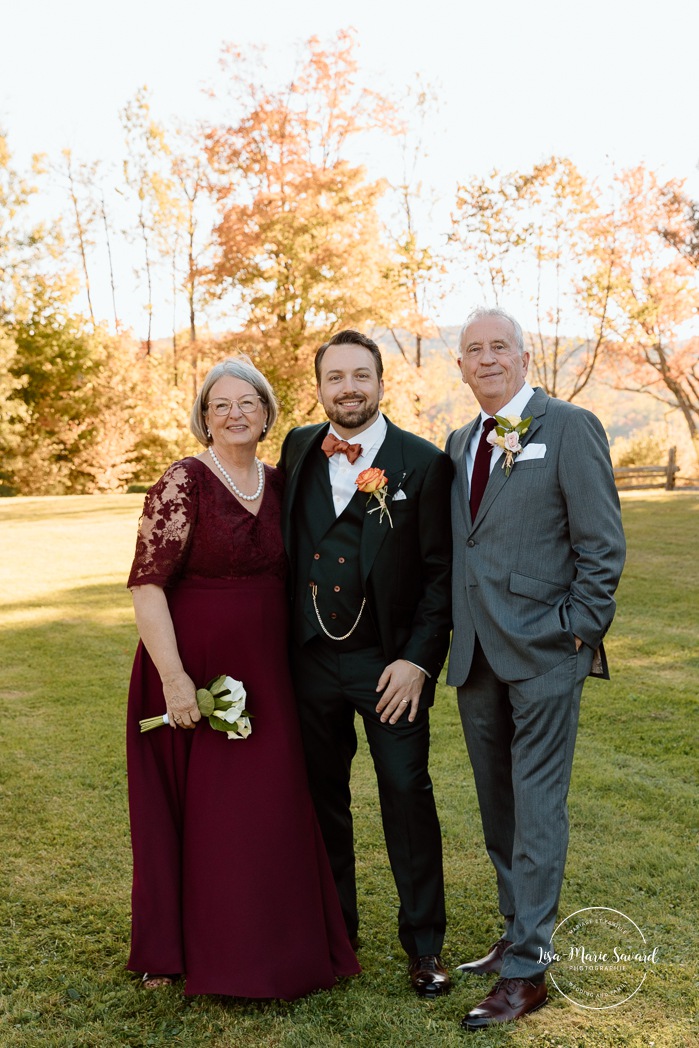 Fall wedding photos. Fall family wedding photos. Multicultural wedding photos. Mixed couple photos. Mariage au Manoir du lac Delage. Photographe de mariage Ville de Québec. Quebec City wedding photographer. Manoir du lac Delage wedding.