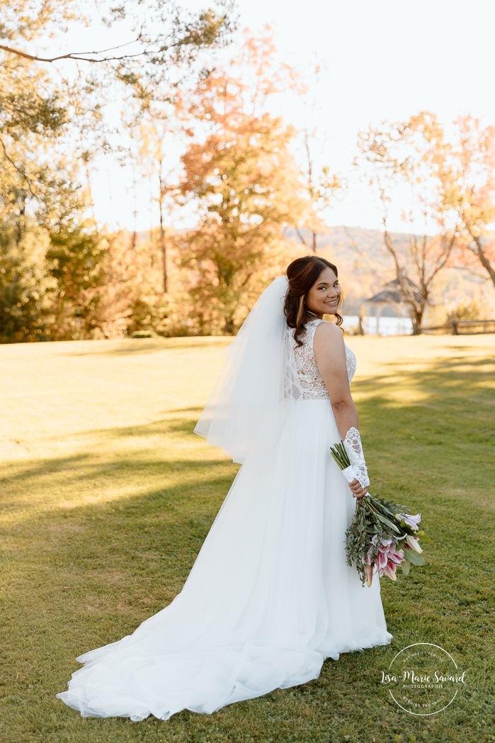 Fall wedding photos. Romantic wedding photos. Multicultural wedding photos. Mixed couple photos. Mariage au Manoir du lac Delage. Photographe de mariage Ville de Québec. Quebec City wedding photographer. Manoir du lac Delage wedding.