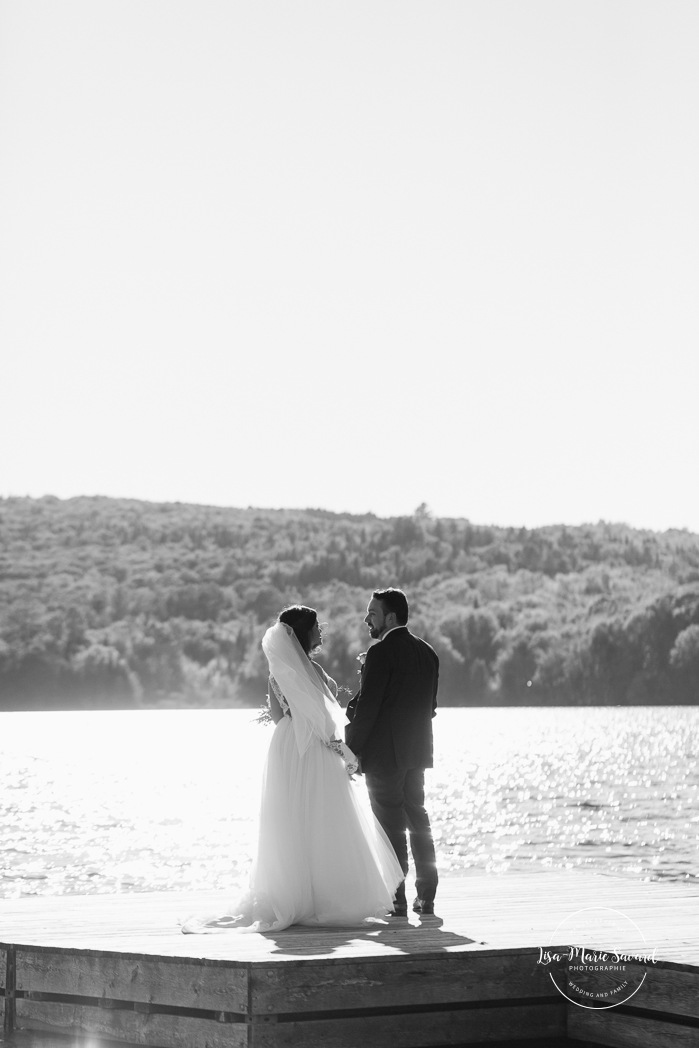 Lakefront wedding photos. Fall wedding photos. Mariage au Manoir du lac Delage. Photographe de mariage Ville de Québec. Quebec City wedding photographer. Manoir du lac Delage wedding.