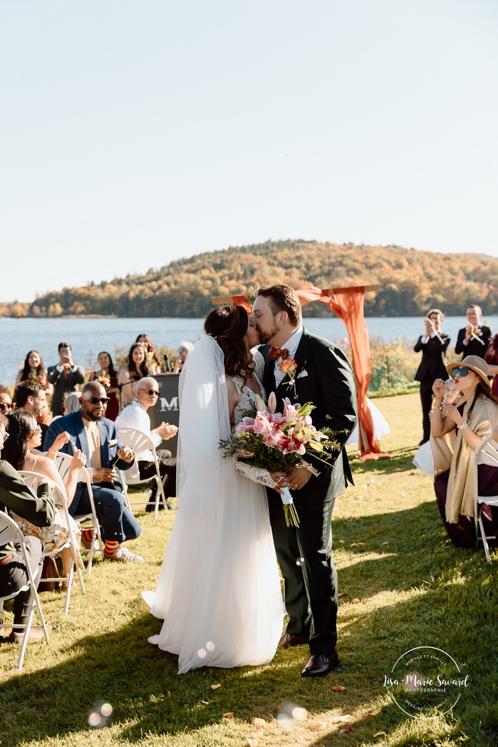 Lakefront wedding ceremony. Waterfront wedding photos. Mariage au Manoir du lac Delage. Photographe de mariage Ville de Québec. Quebec City wedding photographer. Manoir du lac Delage wedding.