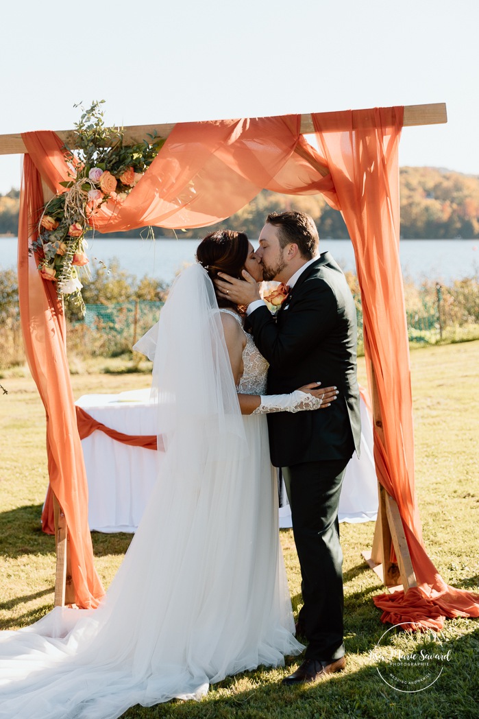 Lakefront wedding ceremony. Waterfront wedding photos. Mariage au Manoir du lac Delage. Photographe de mariage Ville de Québec. Quebec City wedding photographer. Manoir du lac Delage wedding.