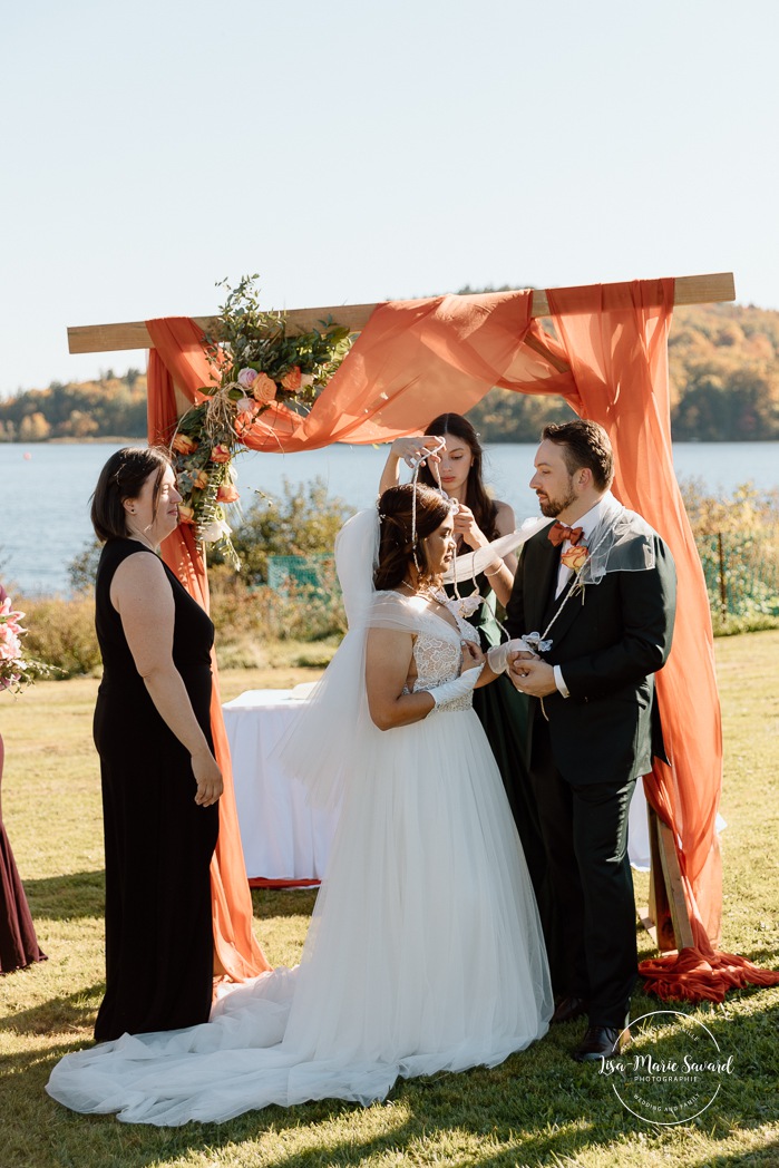 Lakefront wedding ceremony. Waterfront wedding photos. Mariage au Manoir du lac Delage. Photographe de mariage Ville de Québec. Quebec City wedding photographer. Manoir du lac Delage wedding.