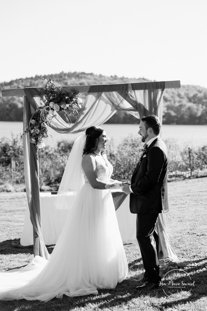 Lakefront wedding ceremony. Waterfront wedding photos. Mariage au Manoir du lac Delage. Photographe de mariage Ville de Québec. Quebec City wedding photographer. Manoir du lac Delage wedding.