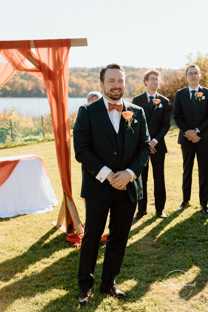 Lakefront wedding ceremony. Waterfront wedding photos. Mariage au Manoir du lac Delage. Photographe de mariage Ville de Québec. Quebec City wedding photographer. Manoir du lac Delage wedding.