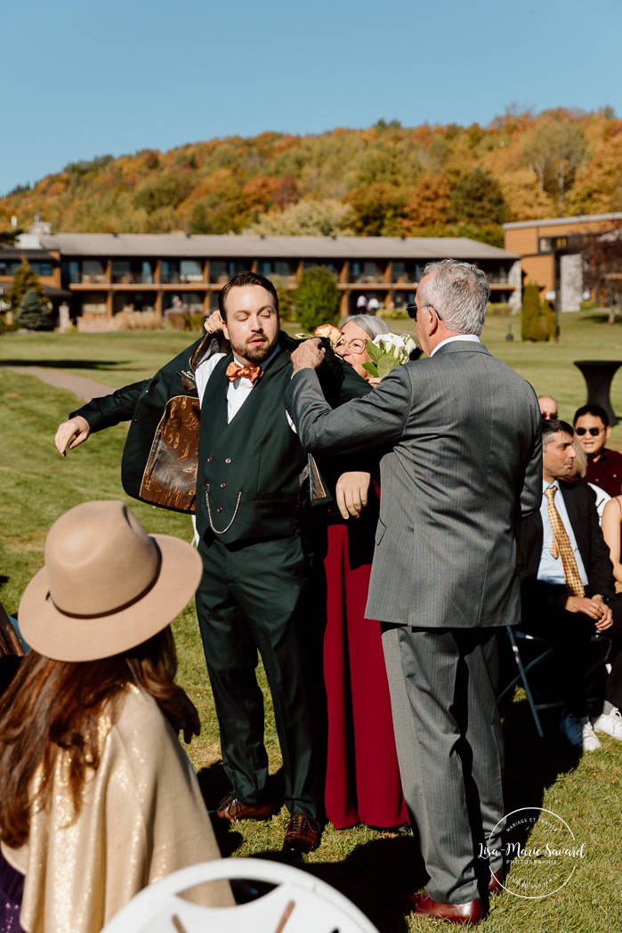 Lakefront wedding ceremony. Waterfront wedding photos. Mariage au Manoir du lac Delage. Photographe de mariage Ville de Québec. Quebec City wedding photographer. Manoir du lac Delage wedding.