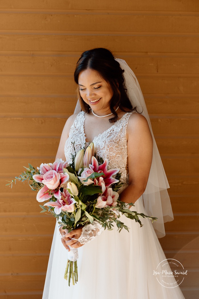 Bride getting ready with bridesmaids. Mariage au Manoir du lac Delage. Photographe de mariage Ville de Québec. Quebec City wedding photographer. Manoir du lac Delage wedding.