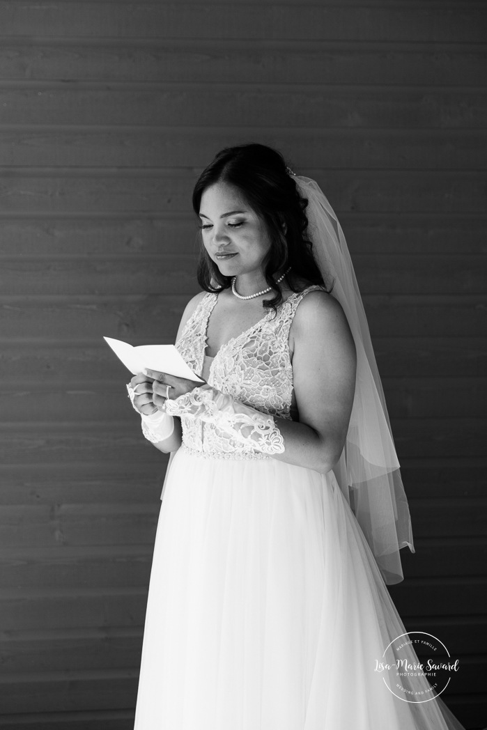 Bride getting ready with bridesmaids. Mariage au Manoir du lac Delage. Photographe de mariage Ville de Québec. Quebec City wedding photographer. Manoir du lac Delage wedding.