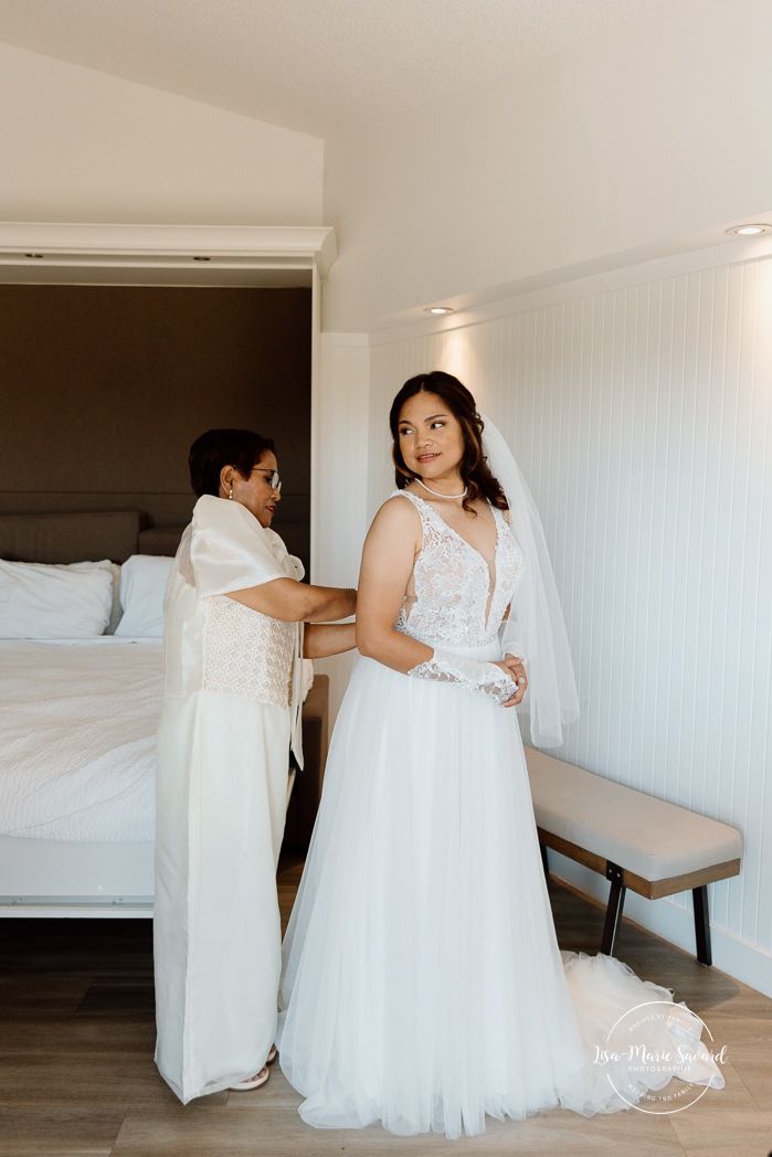 Bride getting ready with bridesmaids. Mariage au Manoir du lac Delage. Photographe de mariage Ville de Québec. Quebec City wedding photographer. Manoir du lac Delage wedding.