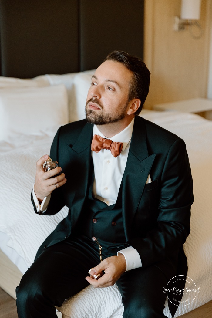 Groom getting ready with groomsmen. Mariage au Manoir du lac Delage. Photographe de mariage Ville de Québec. Quebec City wedding photographer. Manoir du lac Delage wedding.
