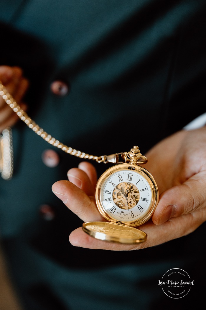 Groom getting ready with groomsmen. Mariage au Manoir du lac Delage. Photographe de mariage Ville de Québec. Quebec City wedding photographer. Manoir du lac Delage wedding.