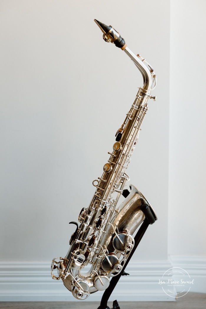 Groom flat lay. Mariage au Manoir du lac Delage. Photographe de mariage Ville de Québec. Quebec City wedding photographer. Manoir du lac Delage wedding.