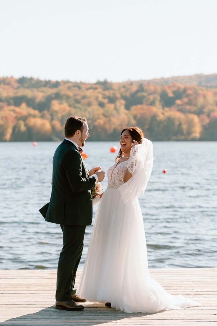 Lakefront wedding photos. Fall wedding photos. Mariage au Manoir du lac Delage. Photographe de mariage Ville de Québec. Quebec City wedding photographer. Manoir du lac Delage wedding.