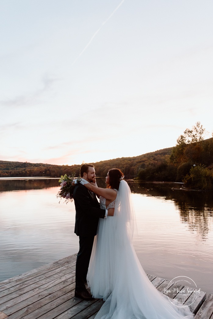 Dusk wedding photos. Lakefront wedding photos. Multicultural wedding photos. Mixed couple photos. Mariage au Manoir du lac Delage. Photographe de mariage Ville de Québec. Quebec City wedding photographer. Manoir du lac Delage wedding.