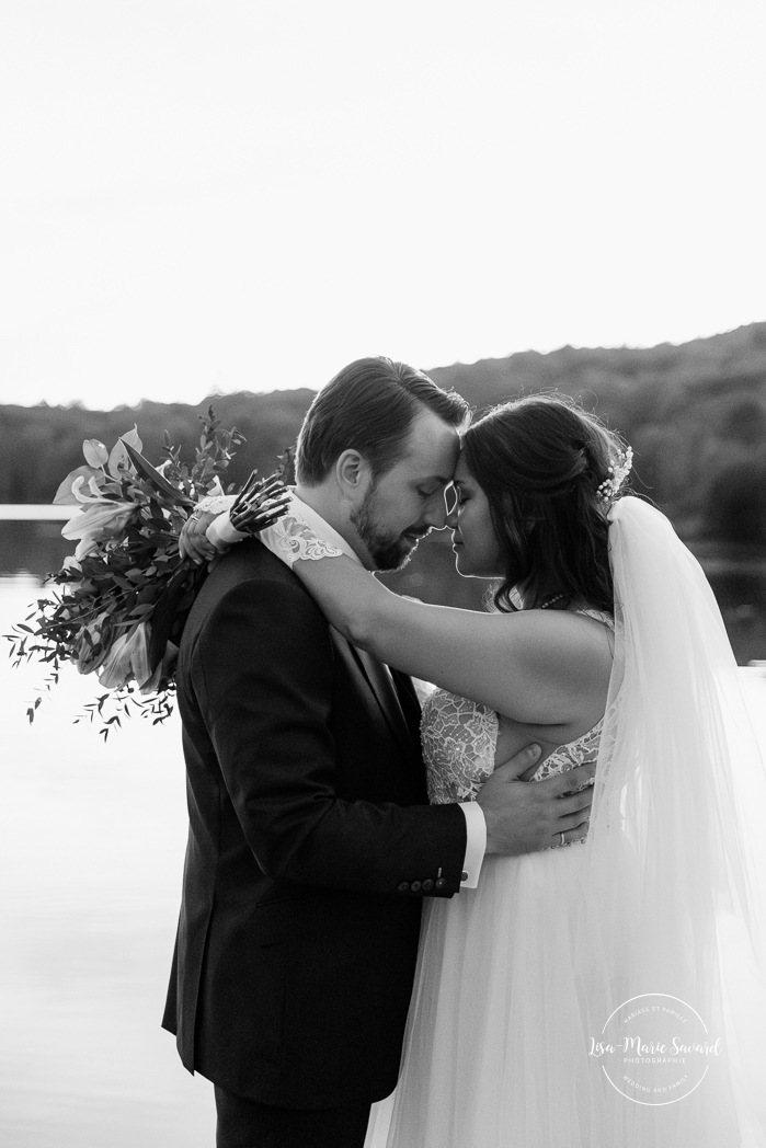 Dusk wedding photos. Lakefront wedding photos. Multicultural wedding photos. Mixed couple photos. Mariage au Manoir du lac Delage. Photographe de mariage Ville de Québec. Quebec City wedding photographer. Manoir du lac Delage wedding.