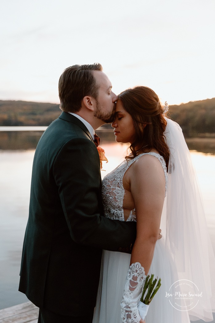 Dusk wedding photos. Lakefront wedding photos. Multicultural wedding photos. Mixed couple photos. Mariage au Manoir du lac Delage. Photographe de mariage Ville de Québec. Quebec City wedding photographer. Manoir du lac Delage wedding.