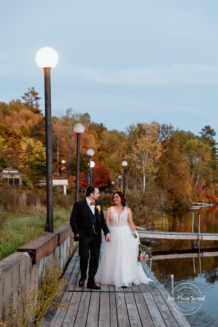 Dusk wedding photos. Lakefront wedding photos. Multicultural wedding photos. Mixed couple photos. Mariage au Manoir du lac Delage. Photographe de mariage Ville de Québec. Quebec City wedding photographer. Manoir du lac Delage wedding.